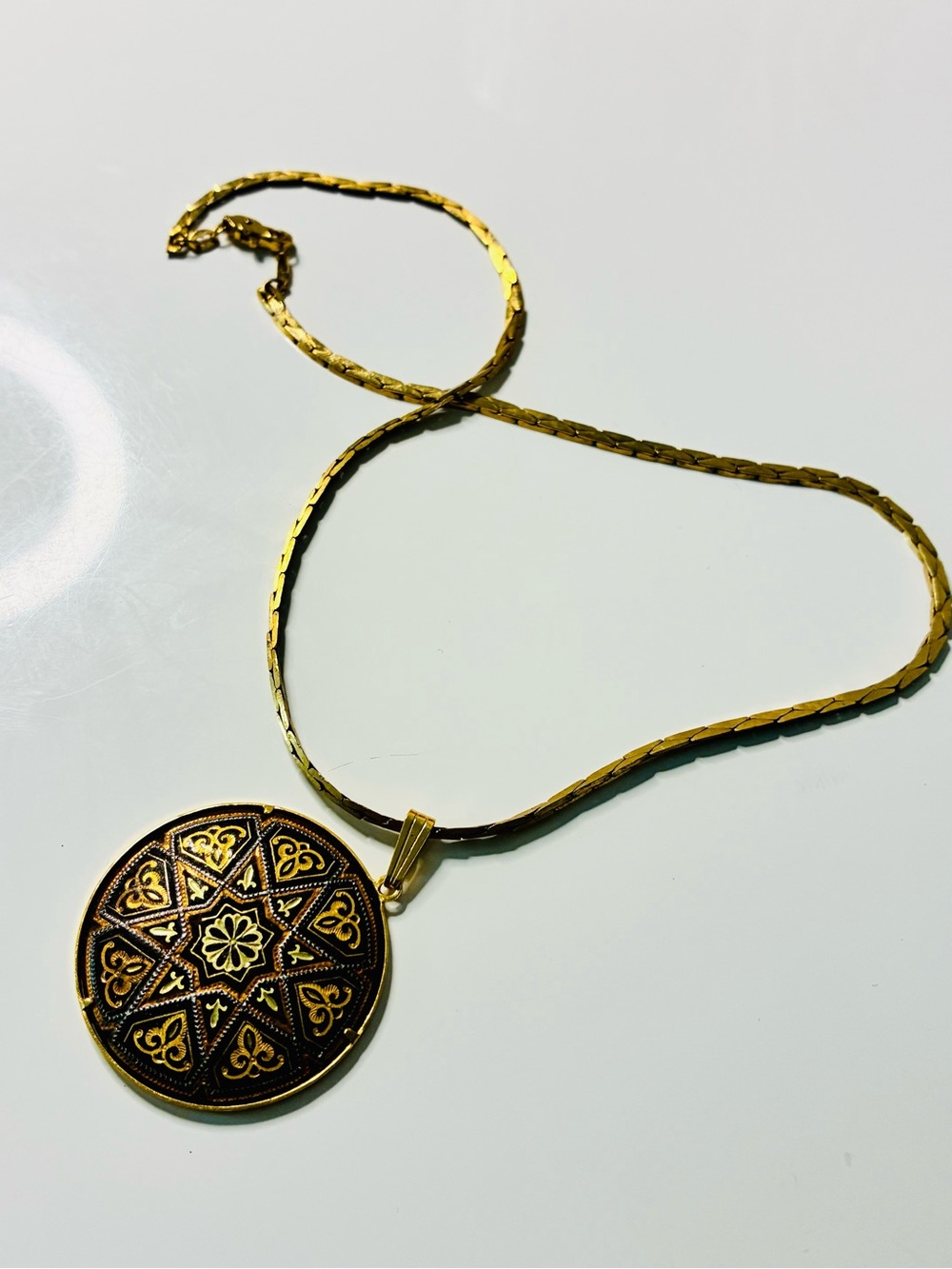 VTG Damascene Gold-Tone Star Medallion Pendant Necklace - INCLUDES CHAIN LINK - Picture 14 of 15